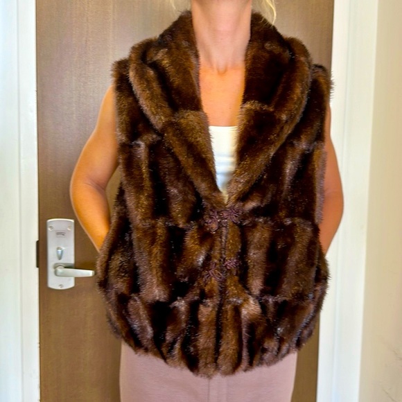 INVESTMENTS Brown Faux Fur Vest w/Side Pockets & Front Buttons & Full Lining - Picture 8 of 9